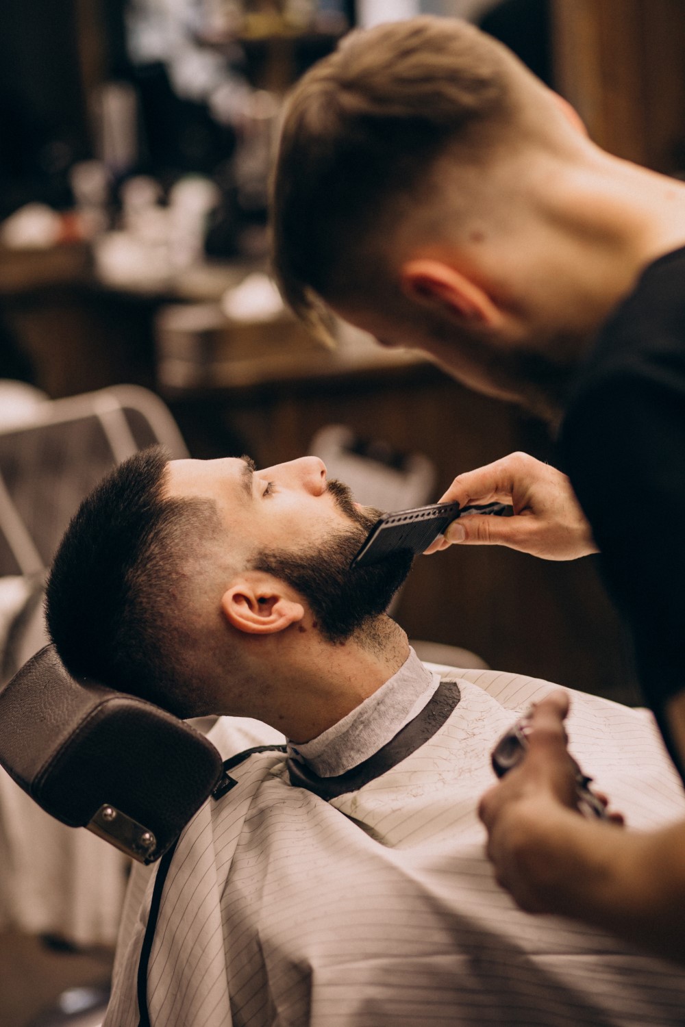 hombre-salon-peluqueria-haciendo-corte-pelo-barba